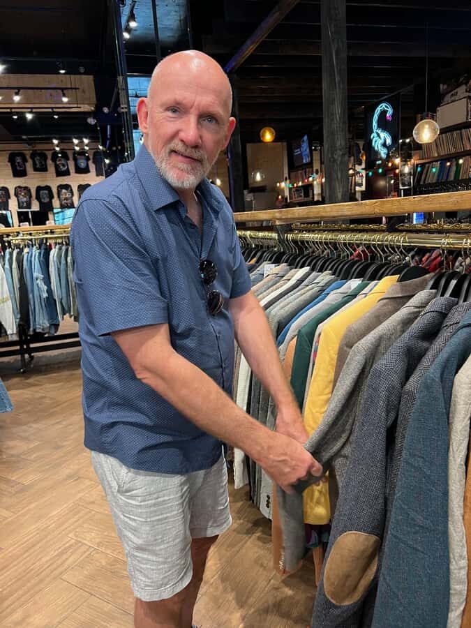 NYC: Manhattan Secondhand Shopping Day Tour - Timing, walking, and what to pack for a 4-hour run