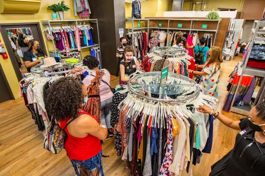 NYC: Manhattan Secondhand Shopping Day Tour - Personal shoppers do the work: how the 6-store game plan feels easy