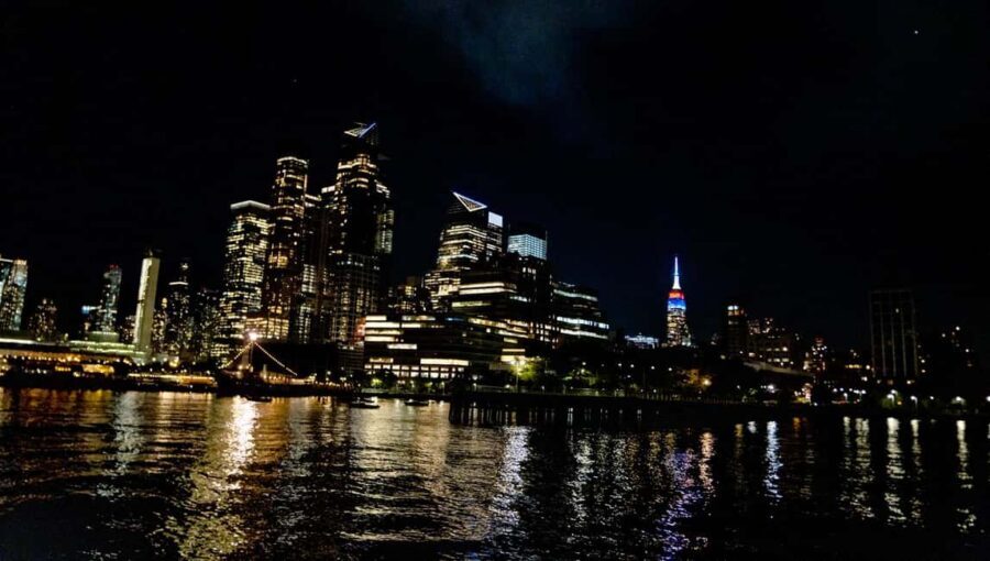NYC: Manhattan Skyline Dining Cruise - Who Should Book This Cruise (and Who Might Skip It)
