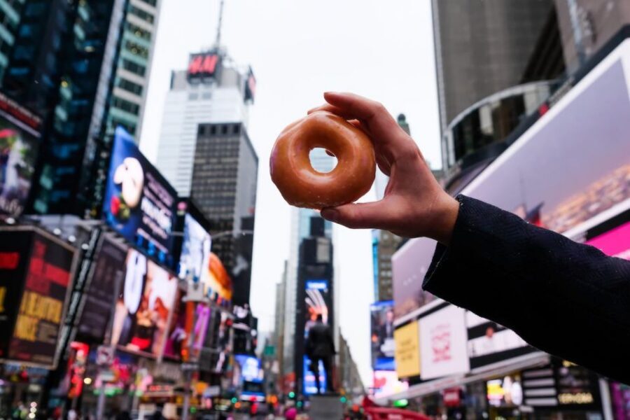 NYC: Midtown Holiday Donut and Hot Chocolate Adventure - Starting at Angelina Bakery Times Square: finding your group fast