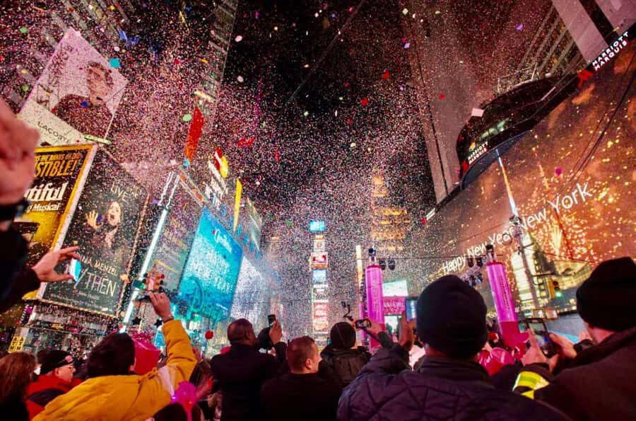 NYC: New Year's Eve Drinks, History and Ball Drop Tour - Hell’s Kitchen First Stop: Beer, Wine, and a Fast Kickoff