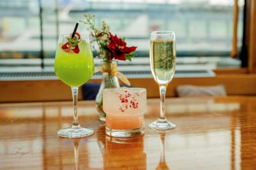 NYC: Night Holiday Lights and Cocoa Cruise - Heated salon or open deck: where to watch the skyline