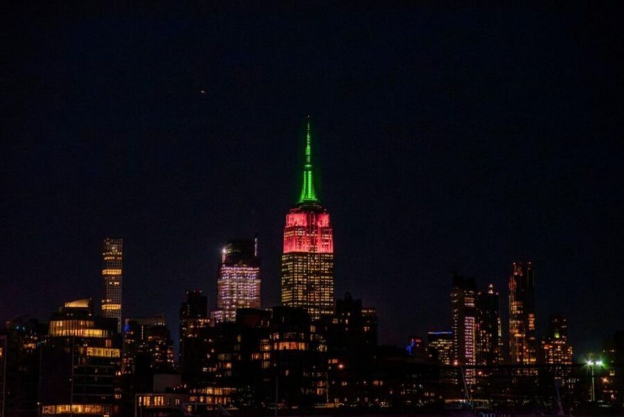 NYC: Night Holiday Lights and Cocoa Cruise - The complimentary drink and the onboard food reality