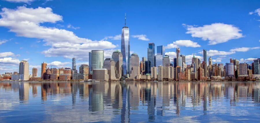 NYC: Starship Landmark 90 Minute Sightseeing Cruise - Statue of Liberty photo time: how the photographer angle helps