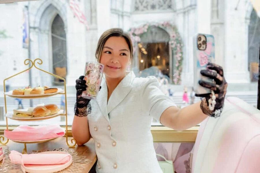 NYC: Tea Around Town Bus Tour with Live Entertainment - A Pink Teahouse Ride Through Midtown
