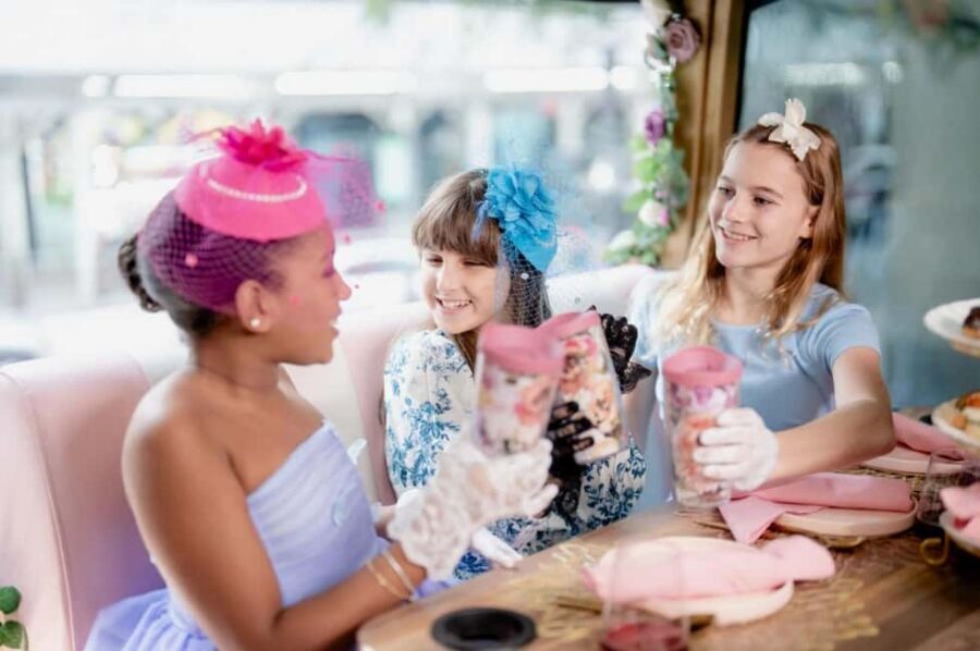 NYC: Tea Around Town Bus Tour with Live Entertainment - Timing and the 90-Minute Pace (Including Traffic Reality)