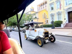 Philadelphia: Guided Tour by Vintage Car Day & Night - Guides you’ll actually enjoy listening to